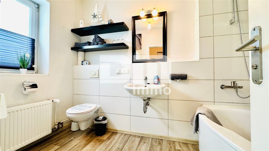Vielseitiges Immobilien-Ensemble mit 2 modernisierten Haushälften + Carport und Garten/Terrasse - Haus 1 EG Bad / Wanne / Waschmaschine